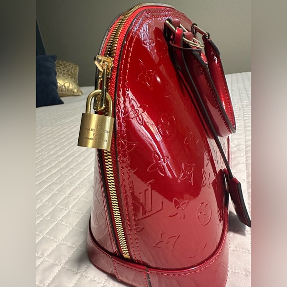 Beautiful red patent classic bag with beautiful brass hardware and details. - Picture 5 of 8